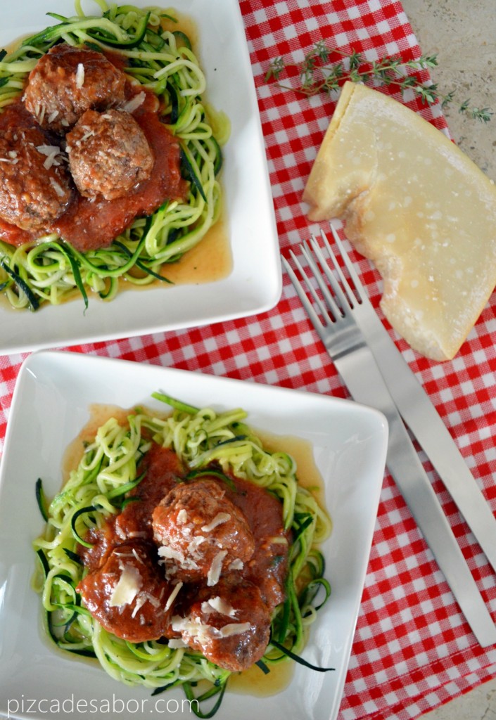 Espagueti de zucchini o calabacita con albóndigas y salsa de tomate (sin pasta, sin gluten, sin carbohidratos) – www.pizcadesabor.com