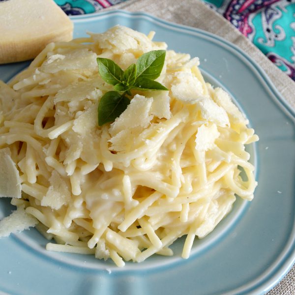 Pasta con salsa cremosa de coliflor (estilo fetuccini Alfredo)