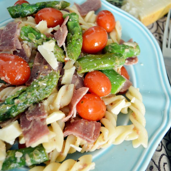 Pasta con tocino, espárragos y tomate cherry