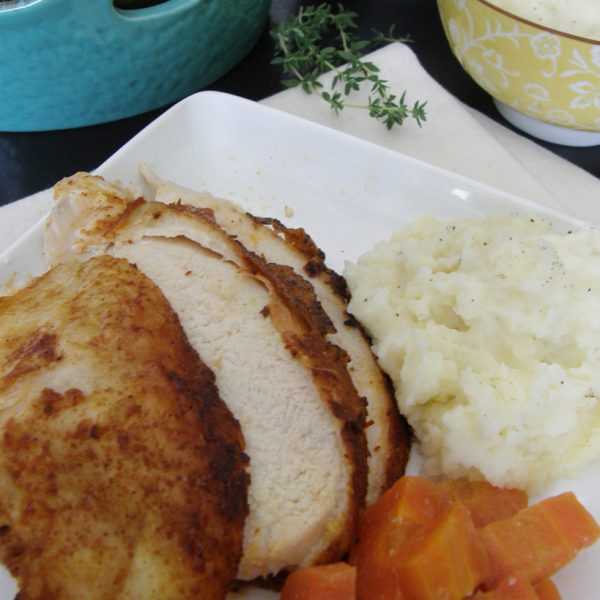 Pollo rostizado en la crockpot u olla de cocción lenta con puré de papa y zanahorias