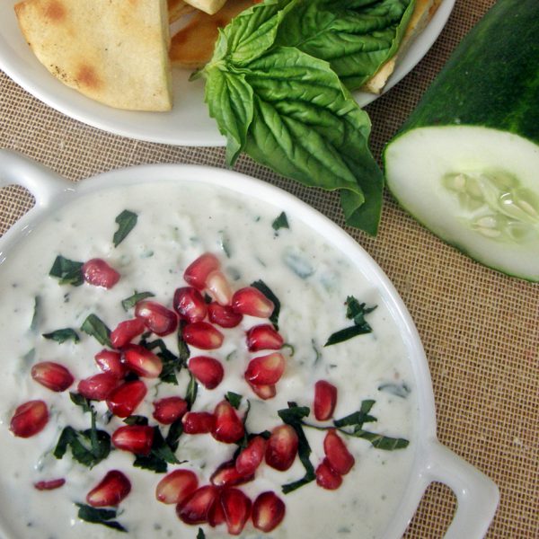 Dip de yogurt y pepino con granada