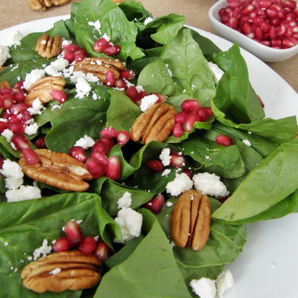 Ensalada de espinaca con granada, nuez y queso feta