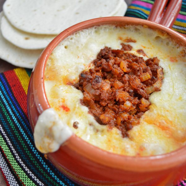 Queso fundido con chorizo