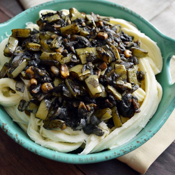 Queso fundido con cuitlacoche y nopales