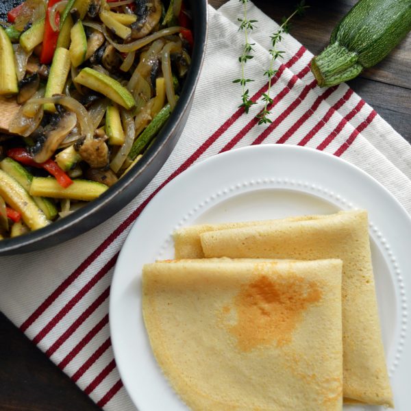 Vegetales salteados y crepas de avena con vegetales