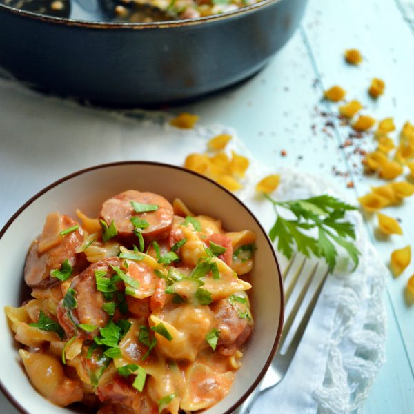 Pasta con salchicha ahumada y tomate