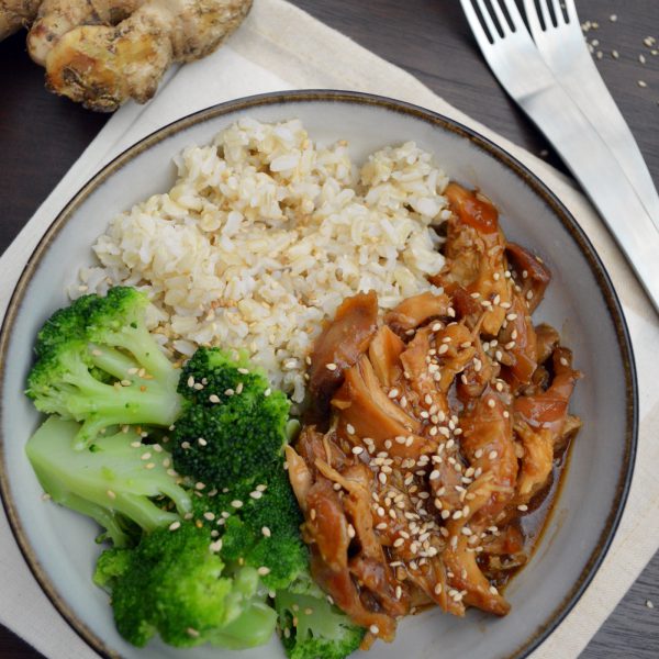 Pollo con miel, salsa de soya, jengibre y ajonjolí en la crockpot – olla de lento cocimiento
