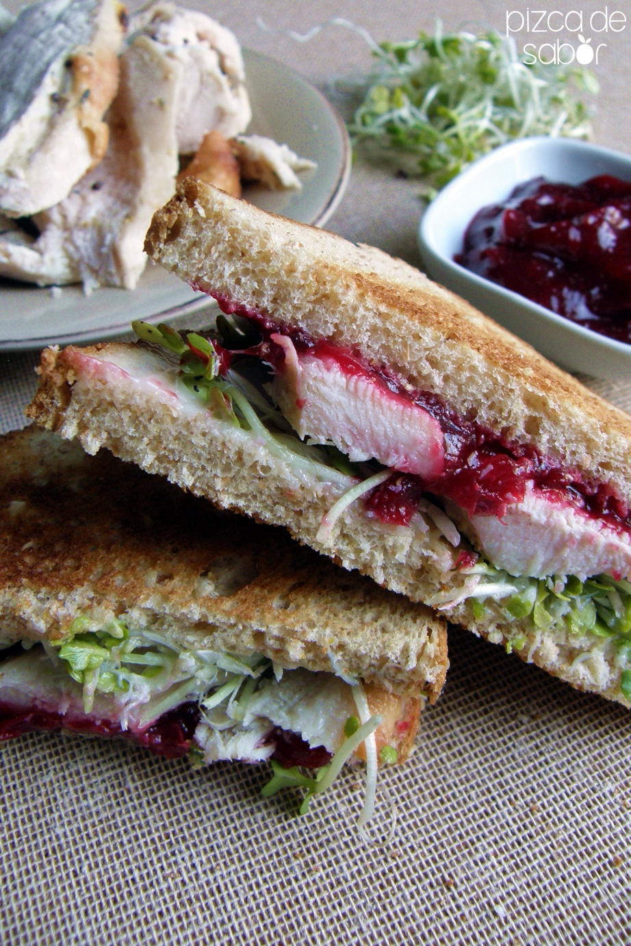 Sándwich de pavo, arándano y germinado Pizca de Sabor