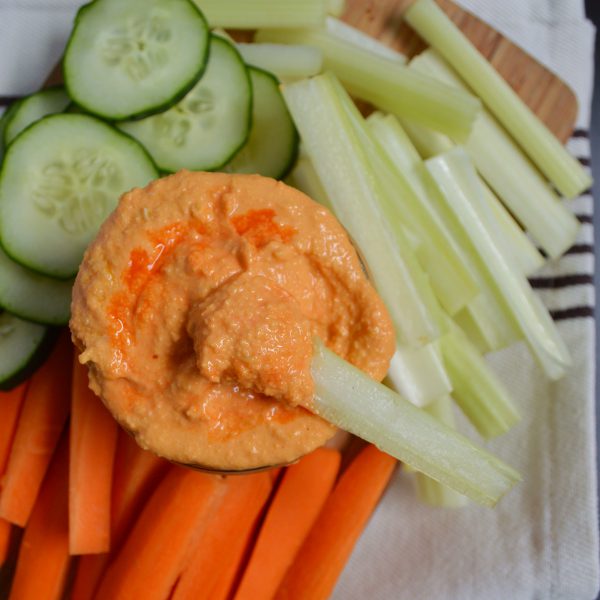 Hummus con salsa estilo buffalo  (de las alitas)