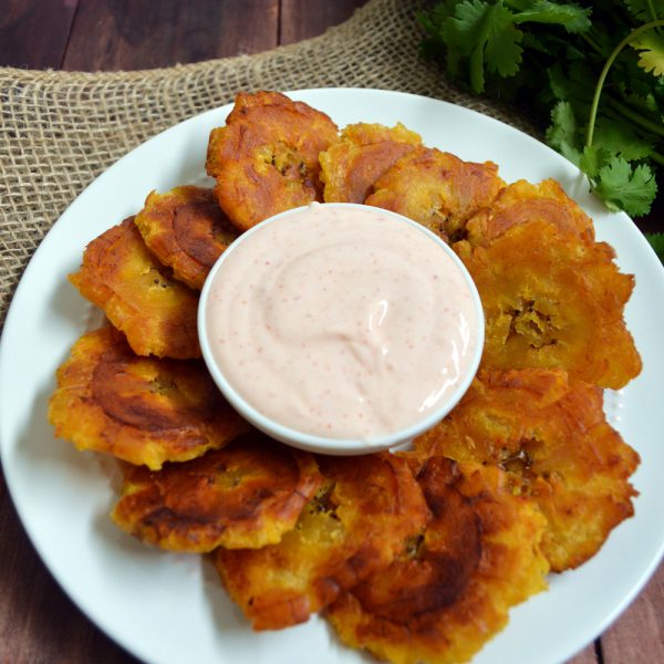 Tostones de plátano macho y dip de yogurt con chipotle