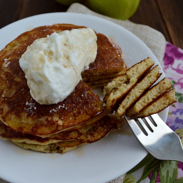 Hot cakes o panquecas de manzana y yogurt