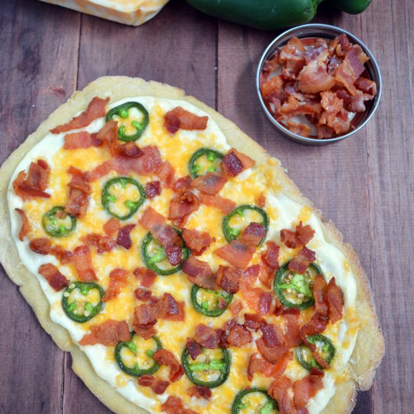 Pizza jalapeño popper (jalapeño, tocino y queso crema)