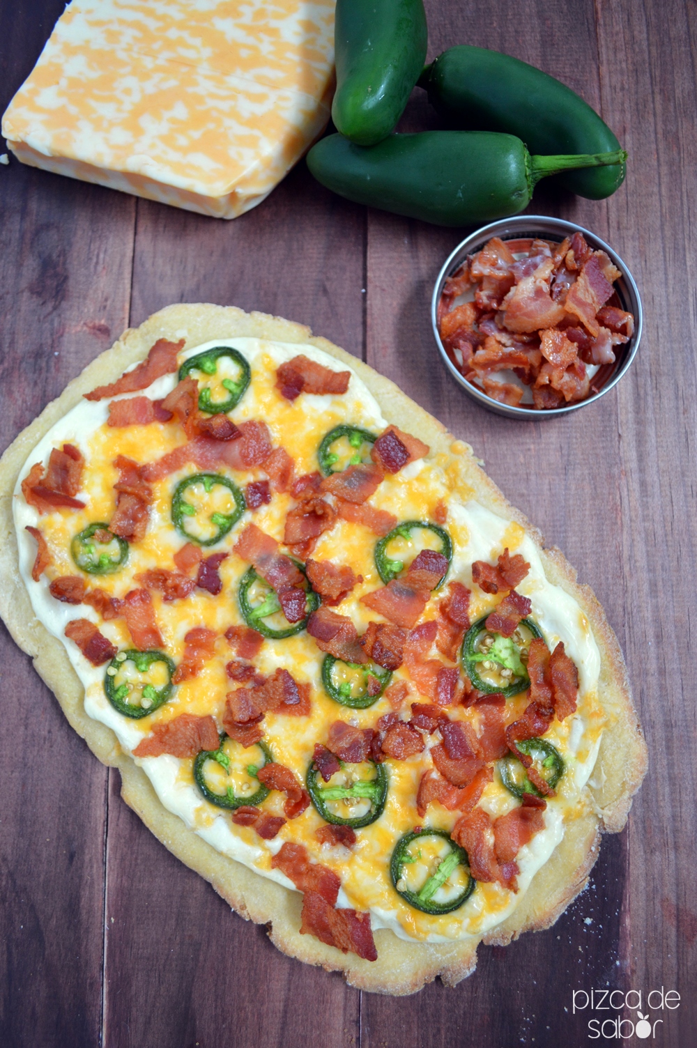 Pizza jalapeño popper (jalapeño, tocino y queso crema) Pizca de Sabor