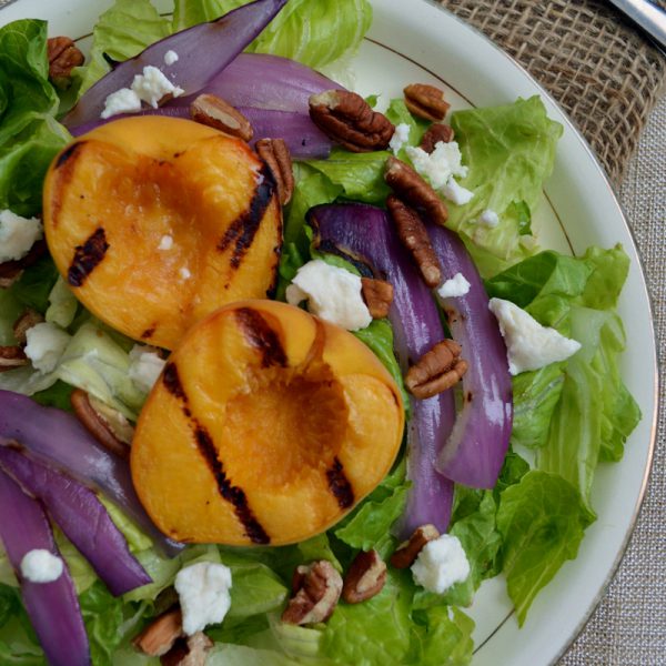 Ensalada de duraznos y queso cabra