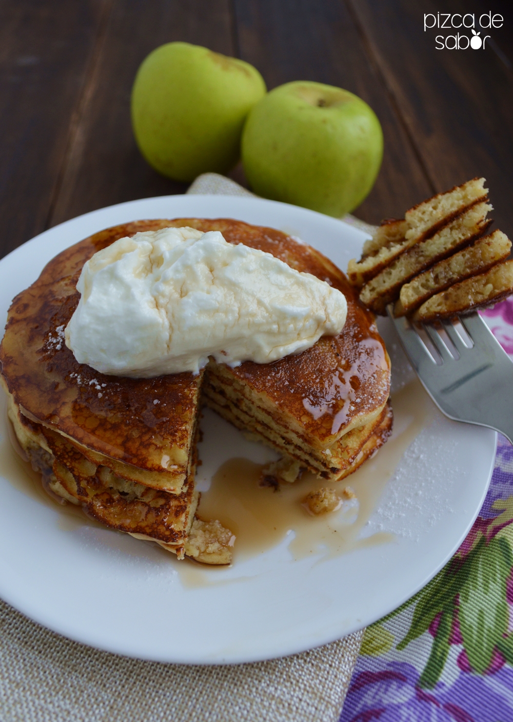 Hot cakes o panquecas de manzana y yogurt - Pizca de Sabor