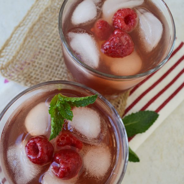 Té helado con frambuesas