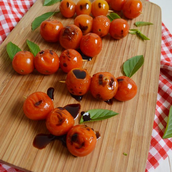 Brochetas de tomate cherry asado con balsámico y albahaca  www.pizcadesabor.com