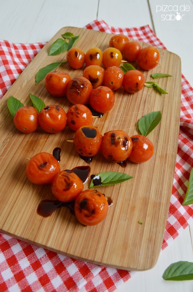 Brochetas de tomate cherry asado con balsámico y albahaca  www.pizcadesabor.com