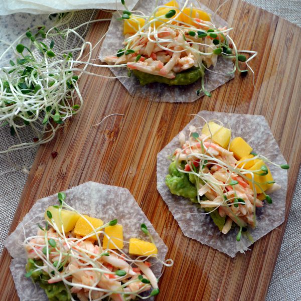 Tacos de jícama con surimi, mango y chipotle