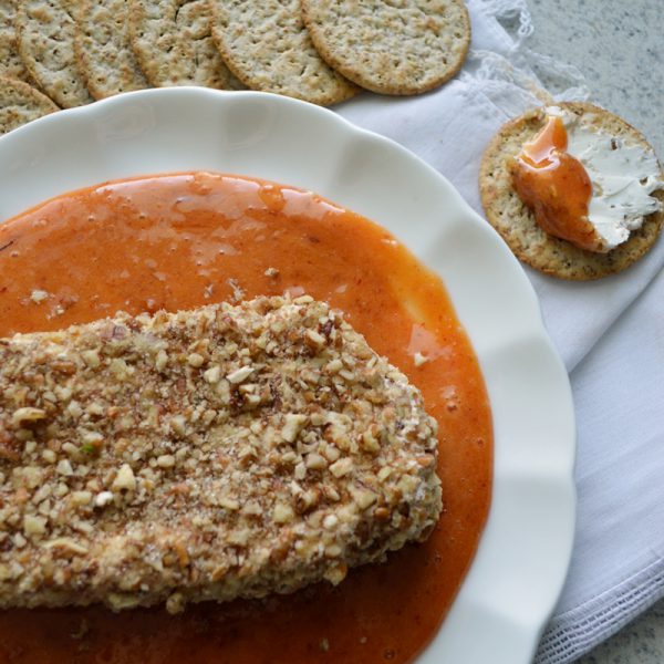 Queso crema con nuez en salsa de chabacano al chipotle