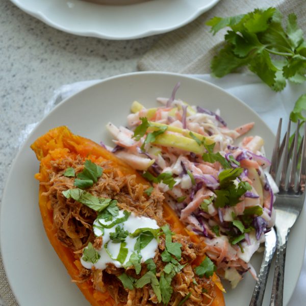 Camote relleno de pollo BBQ con ensalada de col