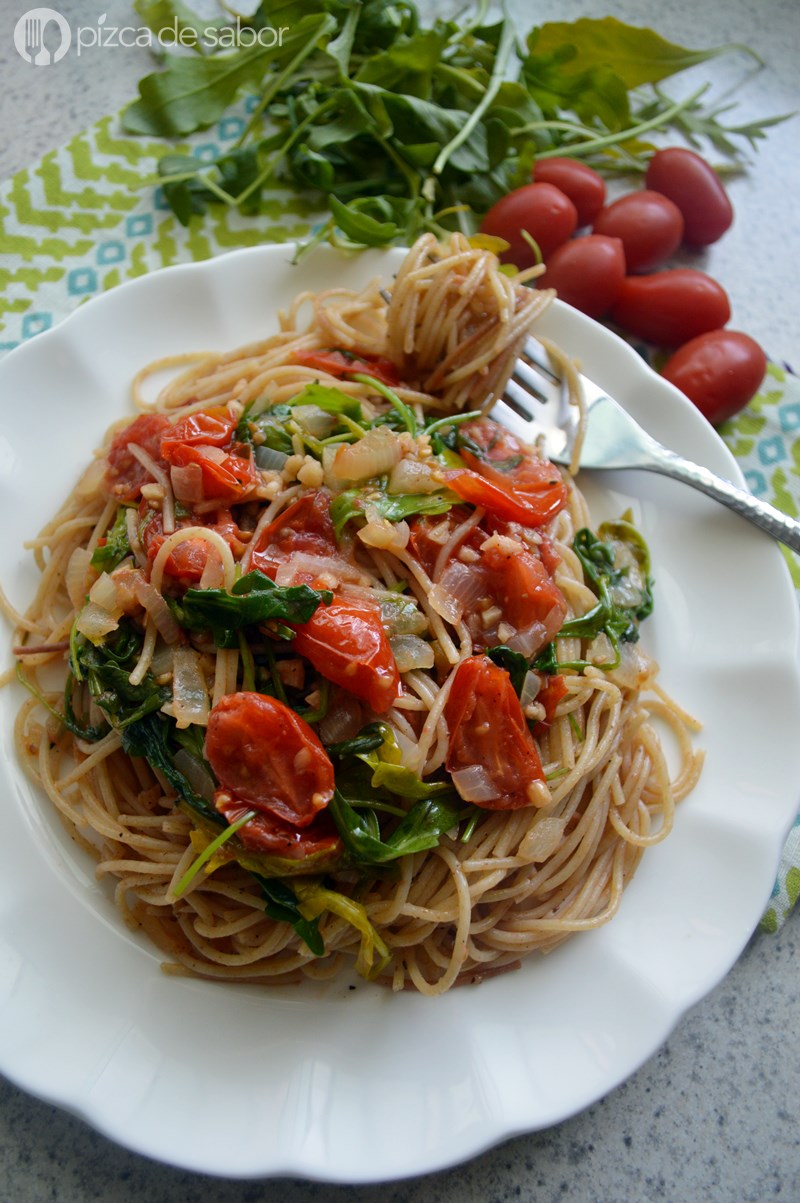 Pasta con tomate cherry y arúgula (rúcula) o espinaca - Pizca de Sabor