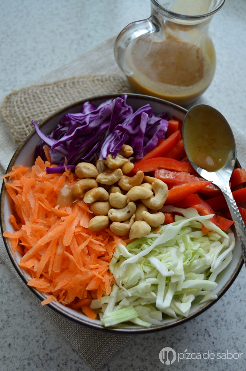 Ensalada thai con aderezo de cacahuate - Pizca de Sabor