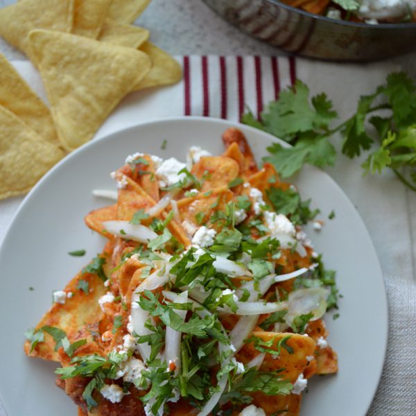 Chilaquiles rojos con chipotle y requesón