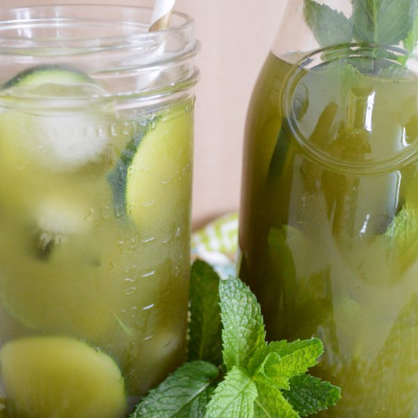 Té helado matcha con pepino, limón y yerbabuena