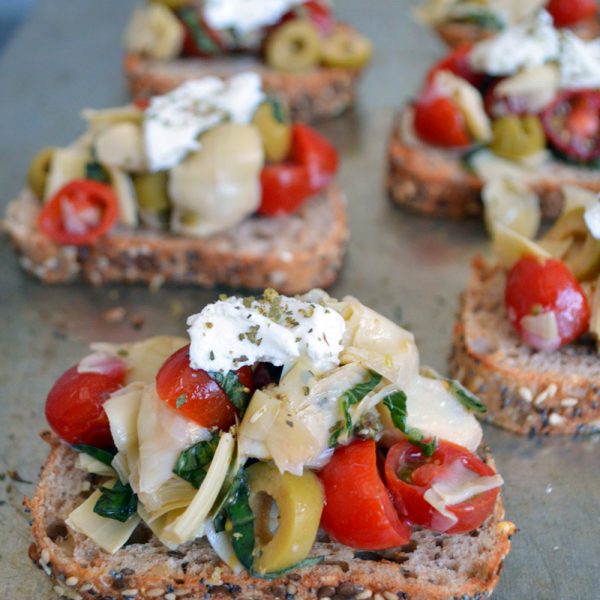 Bruschetta de alcachofa y tomate