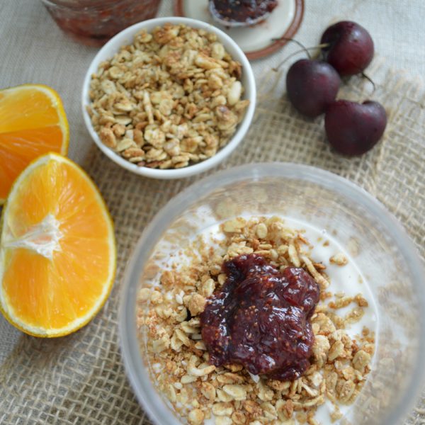 Parfait con cerezas, yogurt y granola