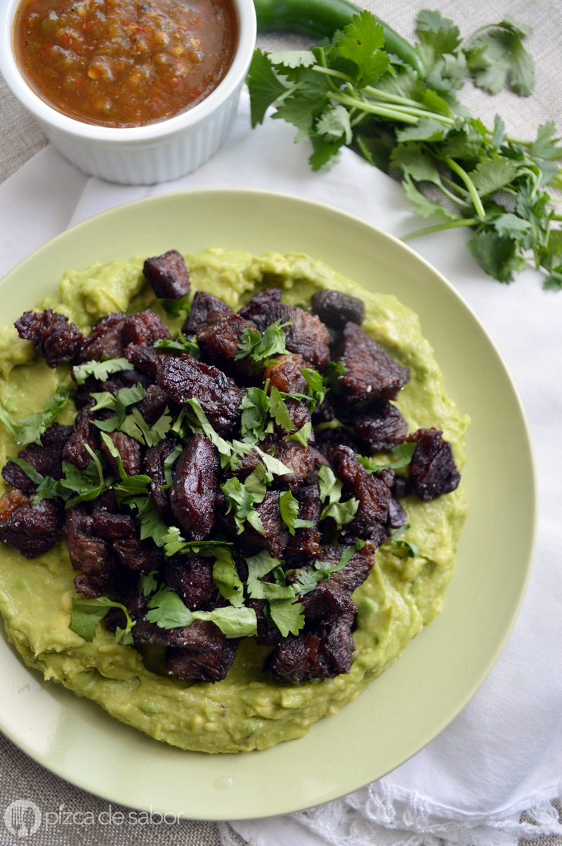 Chicharrón de ribeye con guacamole Pizca de Sabor