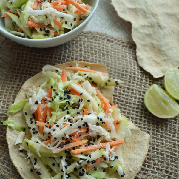 Ensalada de pollo con col y manzana