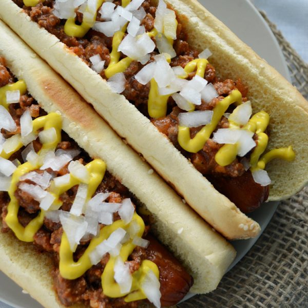 Chili dogs (sin frijoles) o hot dogs con salsa de carne molida