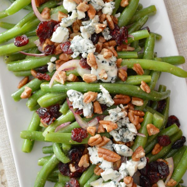 Ensalada de ejotes con arándanos, nuez y queso azul