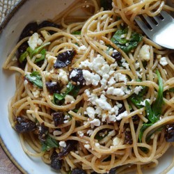 Espagueti con queso Cotija, tomate deshidratado y arúgula o espinaca www.pizcadesabor.com