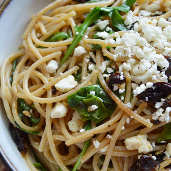 Espagueti con queso Cotija, tomate deshidratado y arúgula o espinaca