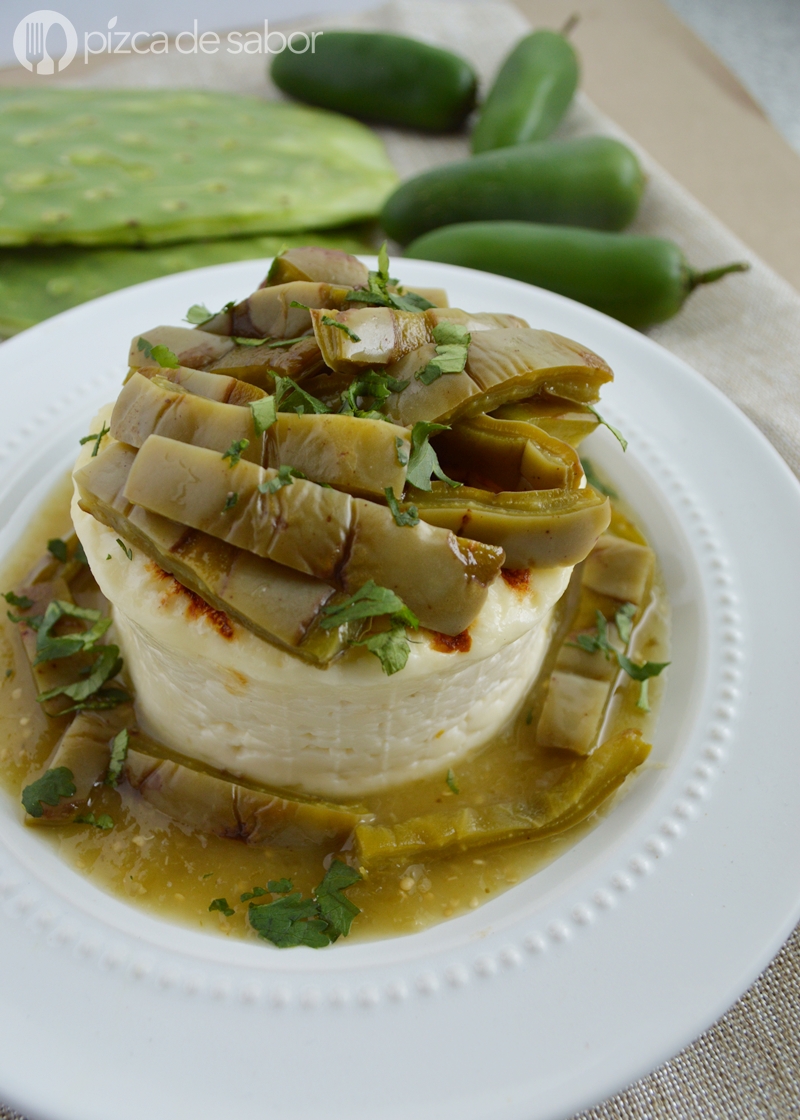 queso panela asado con salsa verde y nopales www.pizcadesabor.com