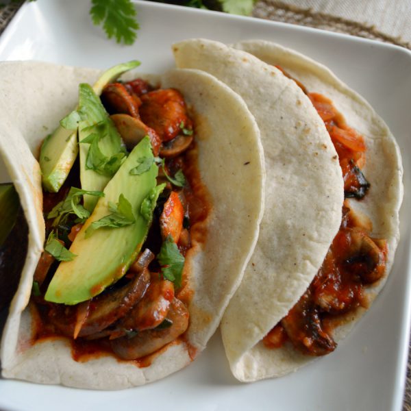 Tacos de champiñones en salsa roja