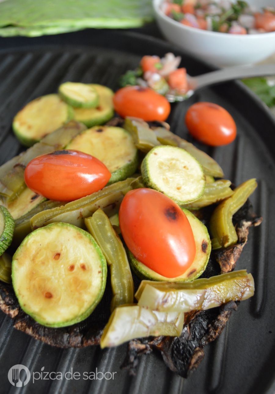 Portobellos rellenos de nopales, calabacitas y tomate - Pizca de Sabor