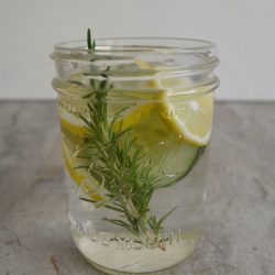 Agua con romero, pepino y limón www.pizcadesabor.com