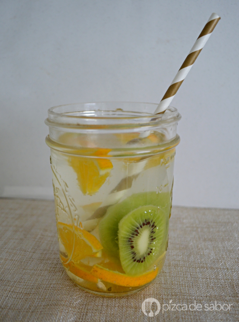 Agua con naranja y kiwi - Pizca de Sabor