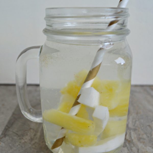 Agua con piña y coco