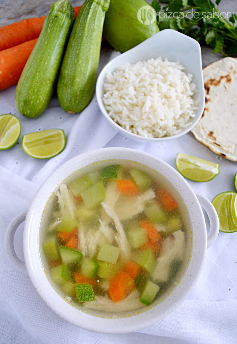 Ингредиенты для caldo de pollo. Рецепты для суповарки кальдо печино. Caldo de posho 2024. Катель калдо. Кальдо де полло.