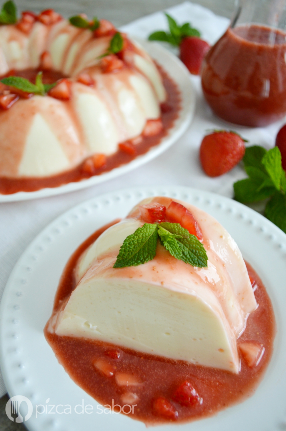 Gelatina de yogurt con salsa de fresa - Pizca de Sabor