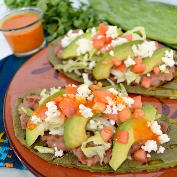 Huaraches de nopal con frijoles