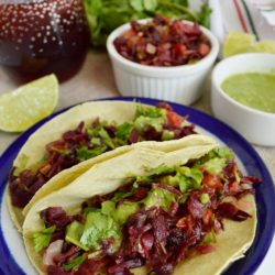 Tacos de flor de jamaica a la mexicana www.pizcadesabor.com