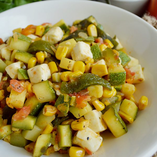 Calabacitas con elote, rajas y queso