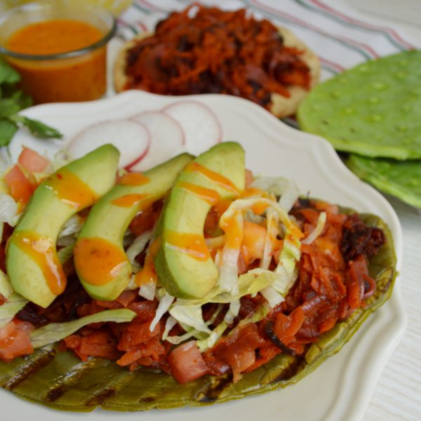 Huaraches con tinga de zanahoria