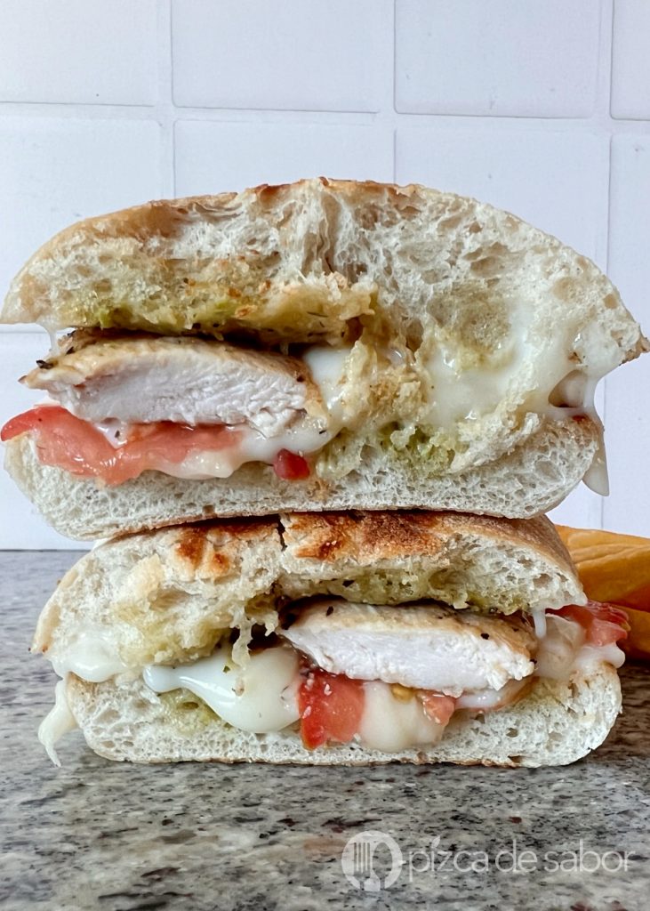 Sándwich de pollo al pesto o sándwich estilo caprese www.pizcadesabor.com 
